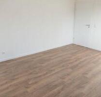 ERSTBEZUG! Große helle 3 Zi.-EG-Whg. sehr ruhig im Zentrum mit neuem Bad, Balkon und Kfz.-Platz! - Bückeburg