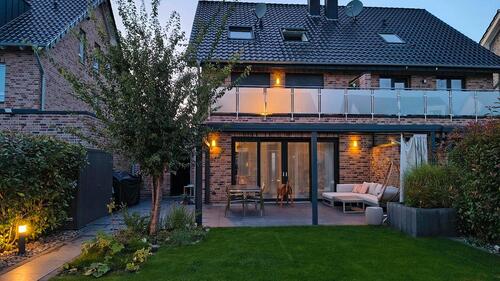 Foto - Neuwertige DHH (2017) mit Luxusausstattung, Sauna, Top-Lage