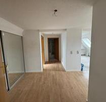 Helle 3-Raum-DG-Wohnung mit Einbauküche, Gäste-WC und Stellplatz - Halle (Saale) Silberhöhe