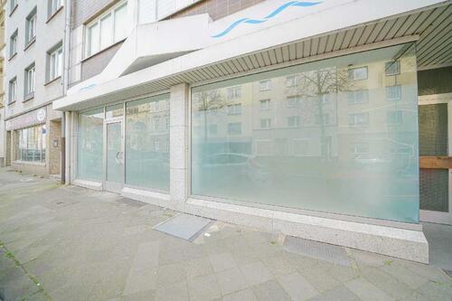 Foto - Oberrath: Gut sichtbare Praxis-Ausstellungsfläche mit großer Schaufensterfront