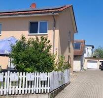 2 Häuser oder 4 Wohnungen mit 3 Garagen und 1 Stellplatz - Langenzenn