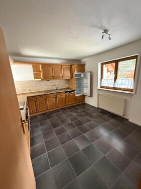 Foto - 4-Zimmer-Erdgeschosswohnung mit Garage, Stellplätzen & Balkon