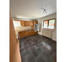 4-Zimmer-Erdgeschosswohnung mit Garage, Stellplätzen & Balkon - Weilheim