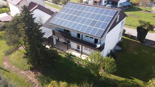 Foto - Freistehendes Einfamilienhaus an einem Bachlauf