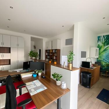 Foto - Moderne Praxis-, Kosmetik- oder Bürofläche mit Dachterrasse