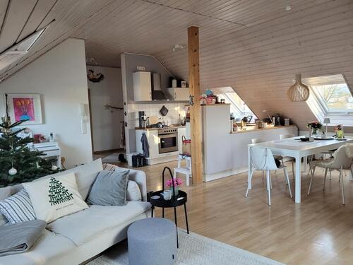 Foto - Helle und großzügige DG Wohnung 3 ZKB mit Balkon und Gäste WC