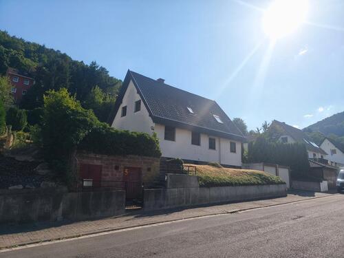 Foto - Freistehendes Einfamilienhaus mit ausbaufähigem Gründstück