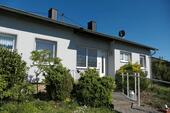 Foto - Freistehender Bungalow mit Terrasse und großer Garage