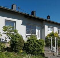 Freistehender Bungalow mit Terrasse und großer Garage - Rehlingen-Siersburg