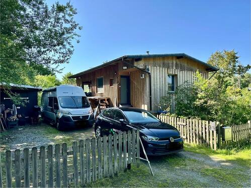 Foto - Großes, grünes Grundstück mit kleinem Bungalow am See