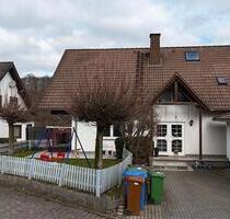 Großzügige Erdgeschosswohnung mit Vorgarten und Kamin - Straßenhaus