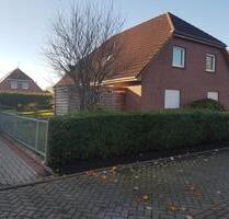 Solides EFH mit Einliegerwohnung, Garage und Garten in Dornum .