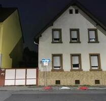 Zweifamilienhaus in Kelsterbach – 140 m², 2 WE, Garage & Carport