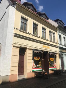 Foto - Geräumiges, günstiges 7-Zimmer-Mehrfamilienhaus sowie Ladenlokal