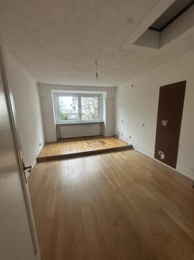 Foto - Großzügige Dachgeschosswohnung mit 4 Zimmern – renovierungsbedürftig. Sofort beziehbar.