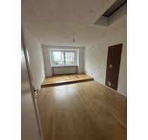 Großzügige Dachgeschosswohnung mit 4 Zimmern – renovierungsbedürftig. Sofort beziehbar. - Wuppertal Gemarkung Langerfeld