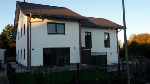 Foto - Doppelhaushälfte mit Loft im DG kleiner Garten und Garage