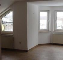 Schöne Wohnung mit Balkon, Carport, Einbauküche, zentral gelegen - Siegen