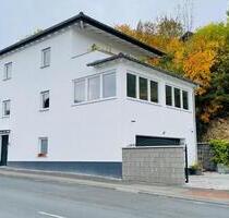 Modernes, vollmöbliertes Einfamilienhaus mit Wintergarten, Garten, Balkon & Wärmepumpe in Gladenbach