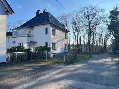 Foto - Freistehendes Haus mit großem Grundstück