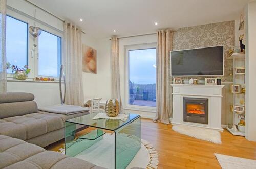 Foto - Hochwertige Dachgeschoss mit Einbauküche, Balkon und Carportstell