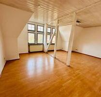Stadtzentrum: JugendstilStadtVilla: DG Wohnung mit Aufzug und Garage, EBK, Sofort frei - Coburg