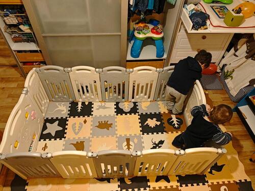 Foto - Flexibles, faltbares Kinderlaufgitter