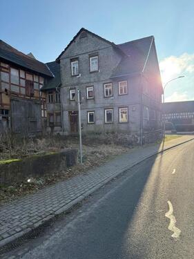 Foto - Sanierungsbedürftiges Haus mit großer Scheune
