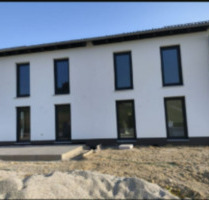 Moderne Doppelhaushälfte in Eichendorf – hochwertig & energiesparend