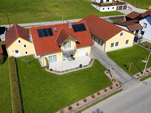 Foto - Repräsentatives Einfamilienhaus mit separaten Gewerbegebäude