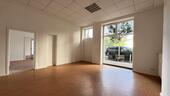 Foto - Großzügiges Gewerbe mit auffälliger Schaufensterfront !