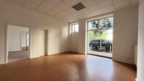 Foto - Großzügiges Gewerbe mit auffälliger Schaufensterfront !