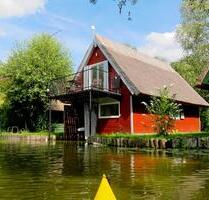 Reetgedecktes Bootshaus an der Mildenitz in Goldberg