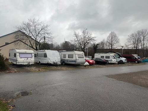 Foto - Stellplatz für Wohnwagen Wohnmobil Anhänger Boot Transporter