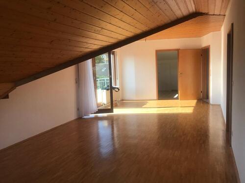 Foto - Helle 2-Zimmer DG Wohung - 870,00&nbsp;EUR Kaltmiete, ca.&nbsp; 67,00&nbsp;m&sup2;