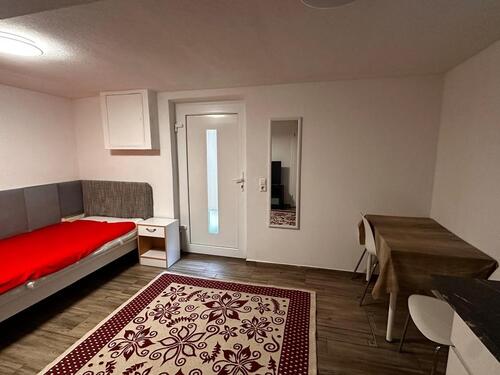 Foto - Ein zimmer mobiliert mit eigene badezimmer