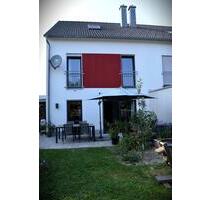 *Moderne Doppelhaushälfte mit traumhaftem Garten* - Mitterfels