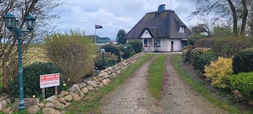 Foto - kleines Reetdachhaus in ruhiger Lage