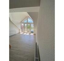 Modernisierte 2-Zimmer-Dachgeschosswohnung mit Galerie und Balkon - Lollar
