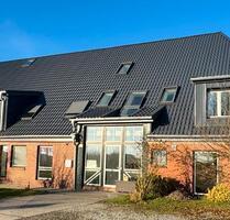 Neu sanierte 4 Zimmer - DG - Wohnung auf schöner Hofanlage - Tating