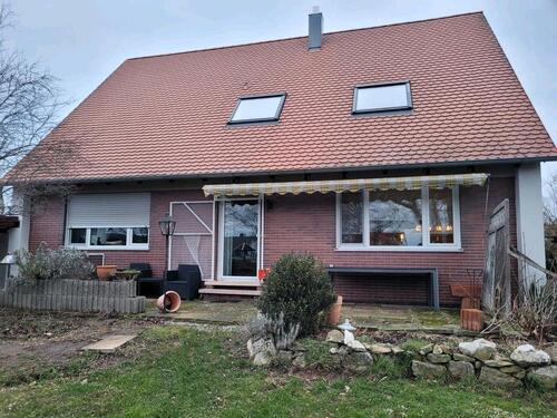 Foto - Einfamilienhaus mit großem Garten und Doppelgarage