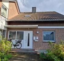 Ruhiges Wohnen im Reihenhaus: Helle 2-Zimmer-Wohnung mit Balkon - Oldenburg in Holstein