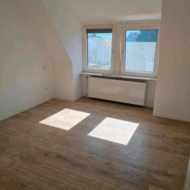 Foto - Frisch sanierte 4 Zimmer Wohnung mit Küche und Bad