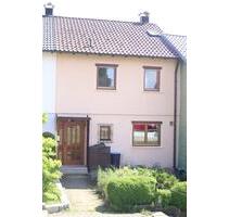 Attraktives Reihenhaus mit Wintergarten, Garage und Stellplatz - Engstingen