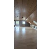 Helle Single Dachgeschosswohnung mit großem Balkon und Fernblick - Johannesberg