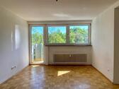 Foto - Teilsanierte 3-Zimmer-Wohnung mit Tageslichtbad und Balkon