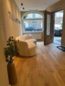 Foto - Exclusiver Kosmetik Behandlungsraum in Spa mit Kamin und Garten