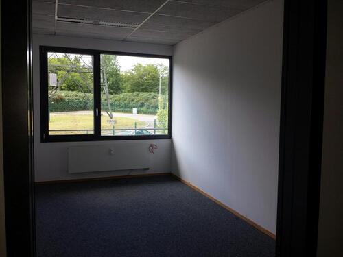 Foto - Büro an der Autobahnauffahrt, großen Fenstern & toller Aussicht