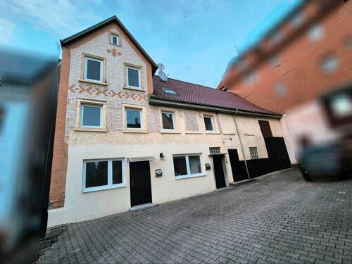 Foto - Haus mit Zwei Wohnungen, WerkstattGarage und Hof