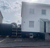 Eck-Reihenhaus mit Garage, Gartenhaus in Pfalzgrafenweiler